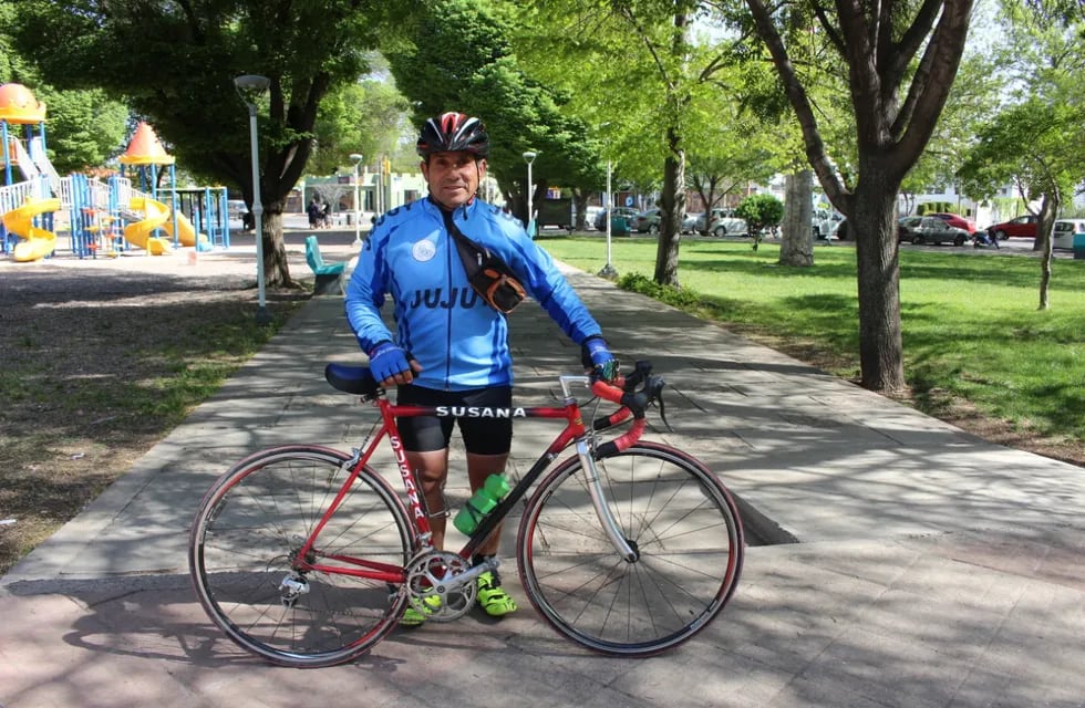 De paso por Mendoza, sanjuanino de pura cepa, oriundo de Media Agua, Omar Rojas tiene 57 años y recorre desde La Quiaca a Ushuaia en bicicleta para visibilizar el Mal de Parkinson y conscientizar sobre esta enfermedad que padece desde 2007.