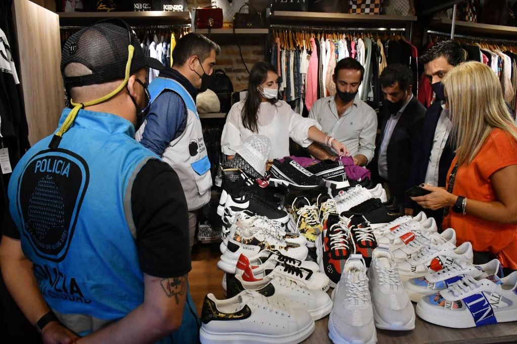 Secuestraron más de 2200 prendas en showroom de Puerto Madero por falsificación de marcas.
