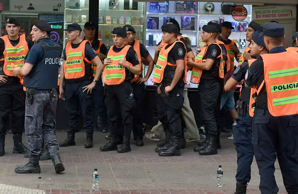 Operativo policial en el centro de MendozaFoto:  Orlando Pelichotti