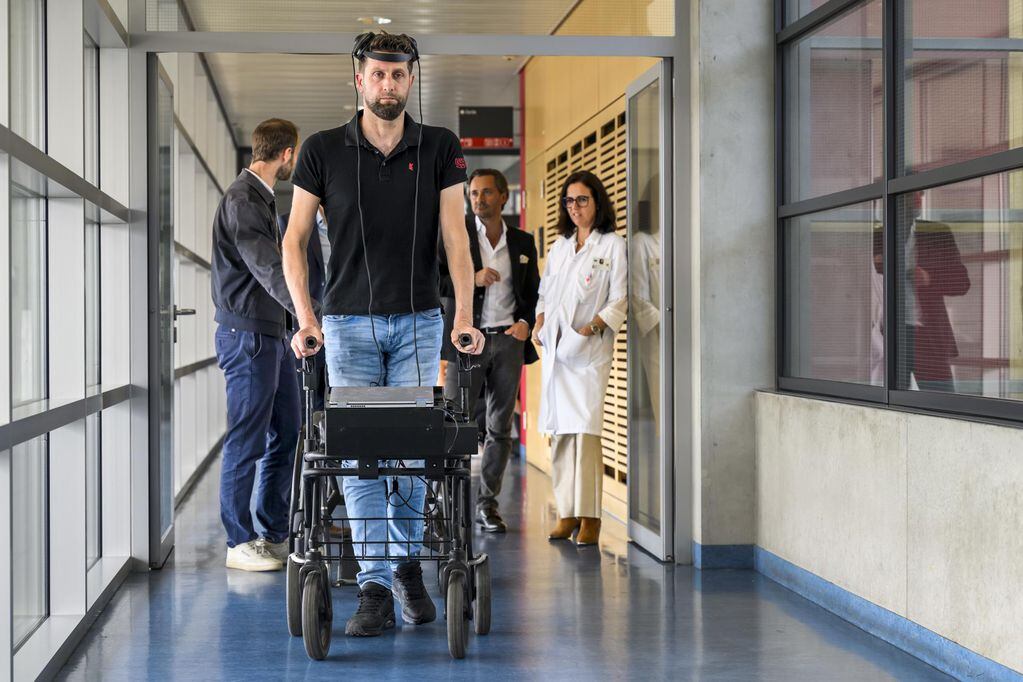 Una inteligencia artificial permite que una persona paralizada vuelva a caminar de forma natural. Foto: EFE/EPA/JEAN-CHRISTOPHE BOTT