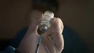 La colaboradora que vacunó a una mujer con una jeringa vacía dio insólitos motivos sobre su “error”