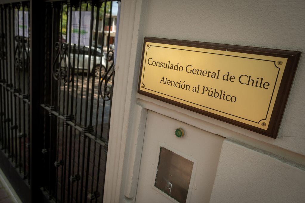 El Consulado General de Chile en Mendoza recibe en promedio 15 consultas diarias por trámites de visas de residencia y trabajo.
Foto: Ignacio Blanco / Los Andes