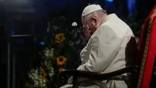 Por el frío, el papa Francisco se bajó del Vía Crucis en Viernes Santo
