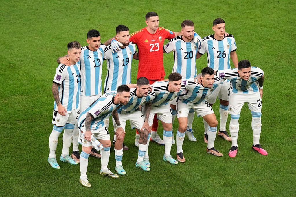 Un jugador de la selección argentina tendría todo acordado para sumarse al Liverpool de Inglaterra, luego de concluir su participación en el Mundial de Qatar. (AP)