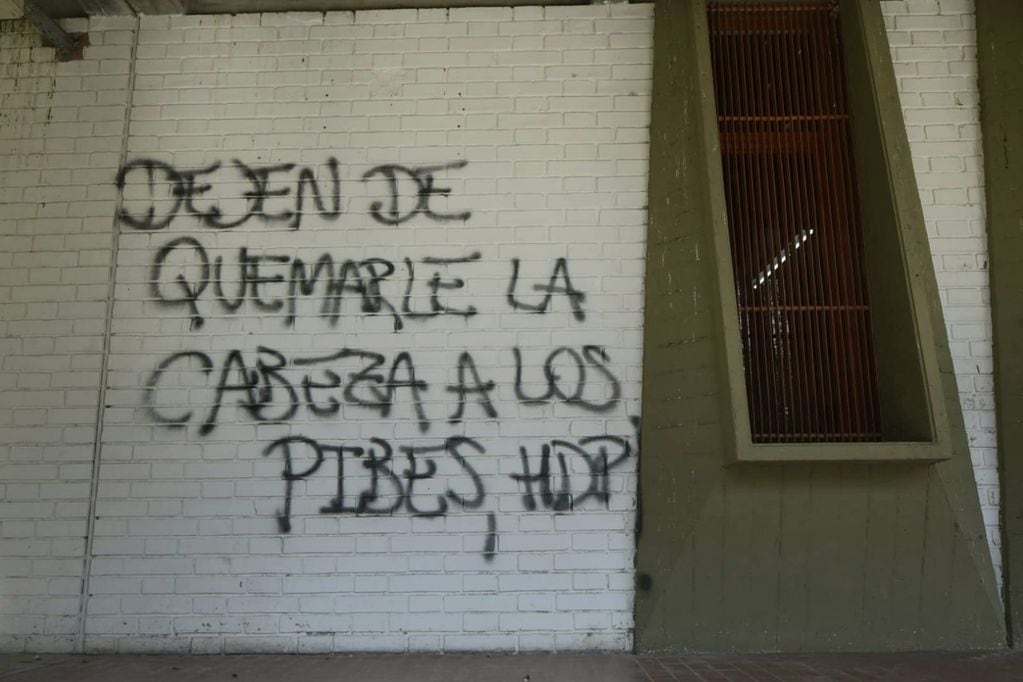 Vandalizaron la Facultad de Ciencias Políticas con agresivas pintadas - Orlando Pelichotti / Los Andes