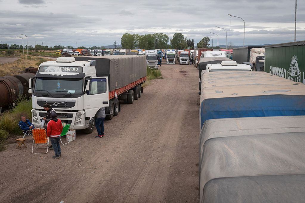 Camiones en la zona de la refinería de Luján de Cuyo a la espera de que se destrabe el conflicto con Chile.
Foto: Ignacio Blanco / Los Andes
