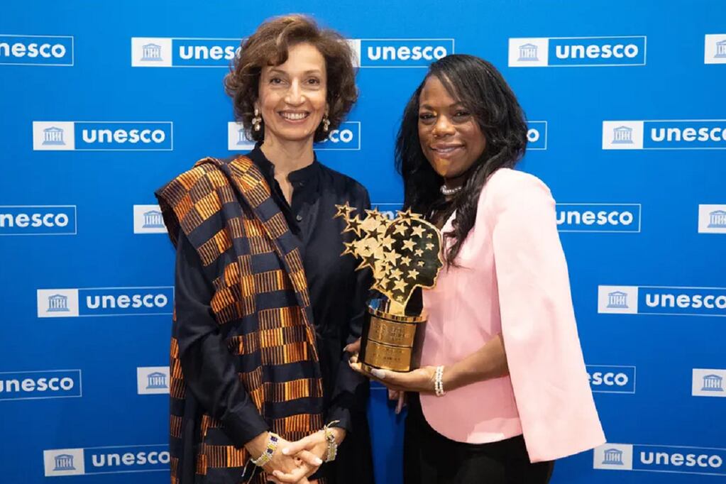 Keishia Thorpe, junto a la directora general de la Unesco Audrey Azoulay, al recibir el Global Teacher Prize / Gentileza