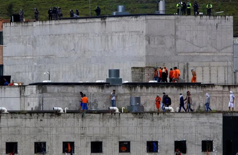 Ya son 116 los presos muertos por una sangrienta pelea en una cárcel de Ecuador (Web)