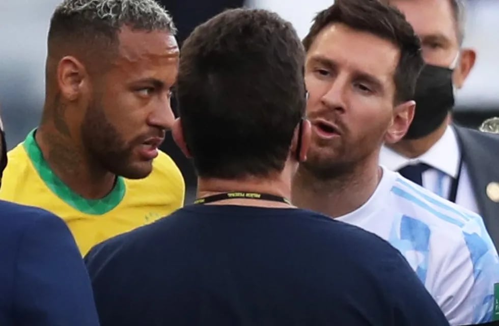 Las protestas de Messi ante la suspensión inédita e inesperada del encuentro entre Brasil y Argentina. (REUTERS/Amanda Perobelli).