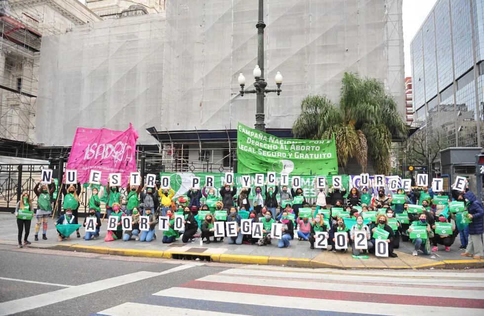 Mujeres de todo el país realizaron hoy una "sentada" para reclamar a los legisladores y legisladoras nacionales el tratamiento urgente del proyecto que garantice el aborto - Clarín