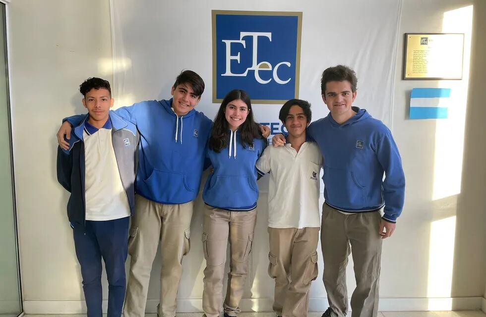 Los cinco estudiantes mendocinos de la ETEC que llevaron a cabo el proyecto.