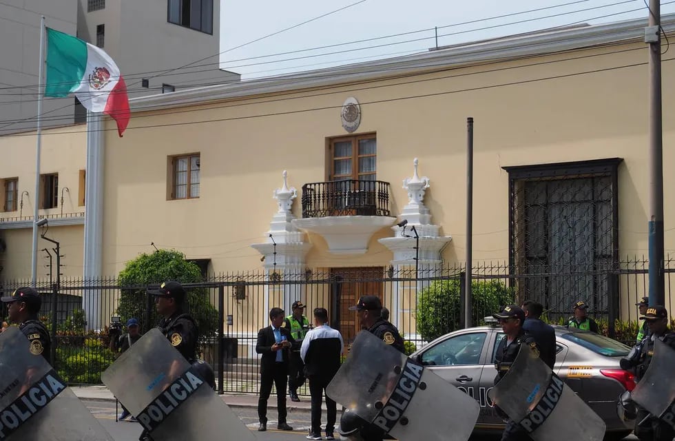 Embajada de México en Lima, Perú, custodiada por la policía luego de que se expulsara al embajador mexicano, quien tiene 72hs para abandonar el país.