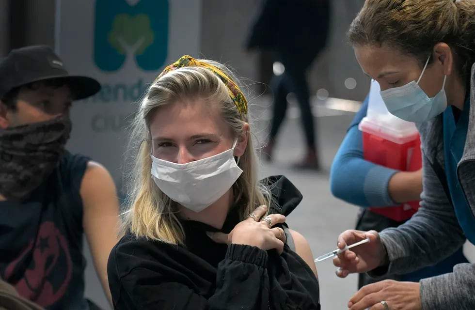 Mendoza: arranca la vacunación de la cuarta dosis para todos los mayores de 18 años - Foto: Orlando Pelichotti / Los Andes