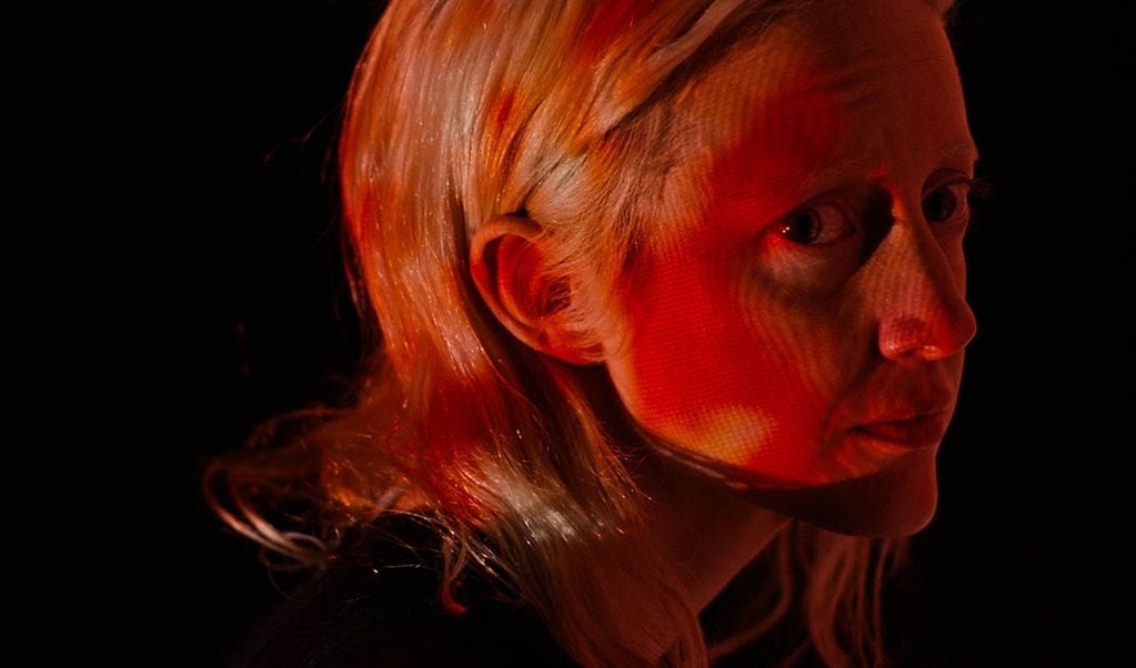 En "Possessor" (2020), la actriz Andrea Riseborough se luce en el papel protagónico 