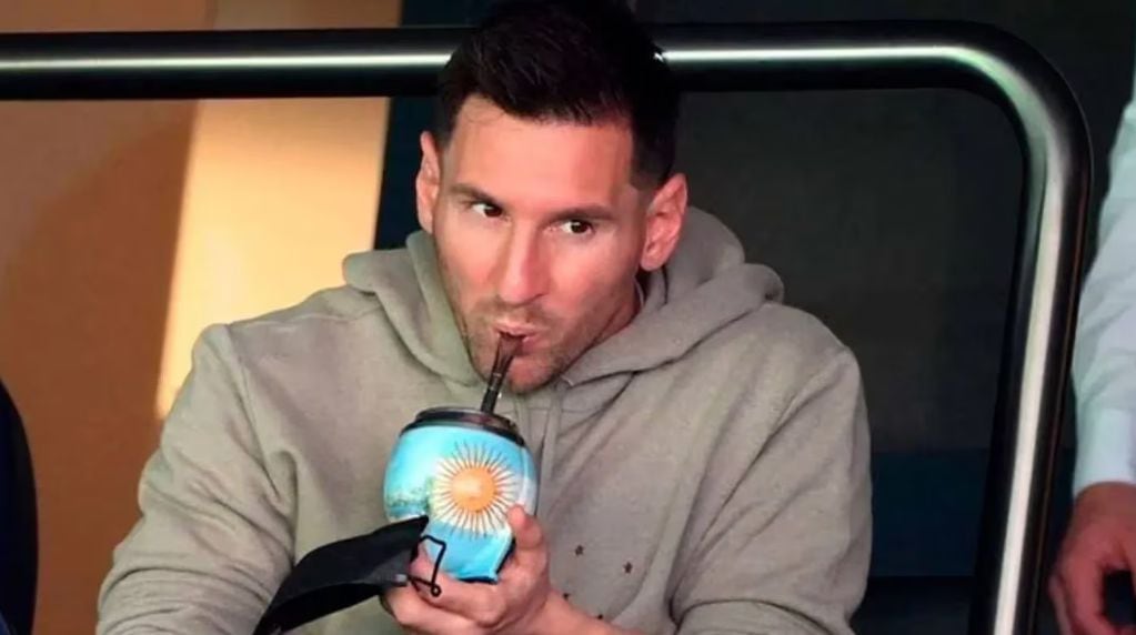 Leonel Messi tomando mate durante un partido.