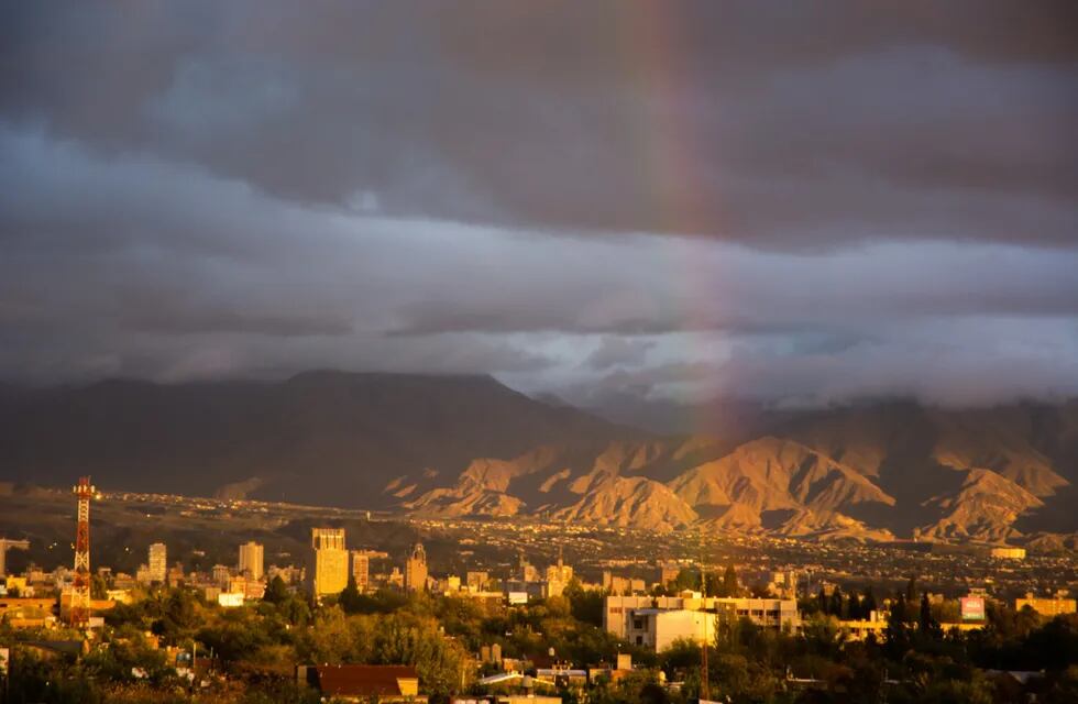El imponente arco iris esta mañana sobre la ciudad de Mendoza. Ignacio Blanco.