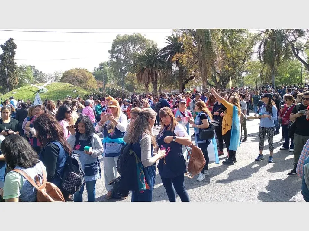 Un sector de docentes autoconvocados se manifestaron en contra del acuerdo salarial del gremio y el Gobierno de San Juan.