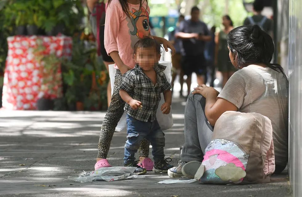 Niños que viven en la pobreza en el centro de Mendoza.