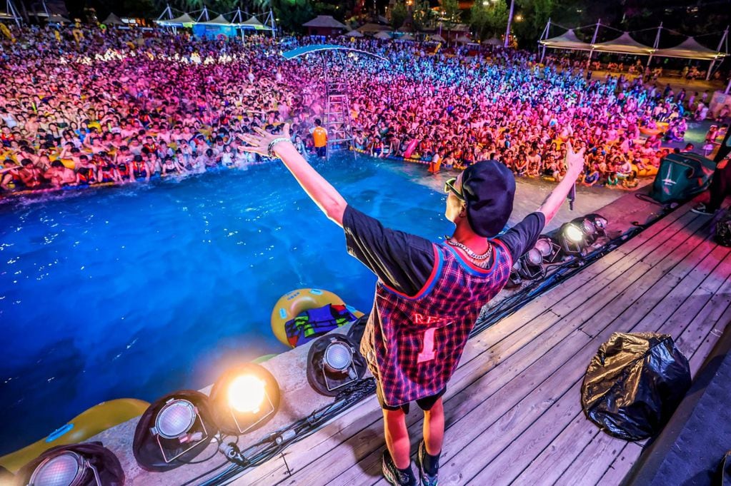 Miles de chinos hicieron caso omiso al coronavirus y participaron el fin de semana en una macrofiesta de música tecno en un parque acuático en Wuhan, donde surgió la covid-19 a finales del 2019, lo que generó polémica el lunes en las redes sociales.