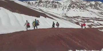 Rescataron a una familia venezolana varada en Alta Montaña cuando intentaban cruzar a Chile a pie