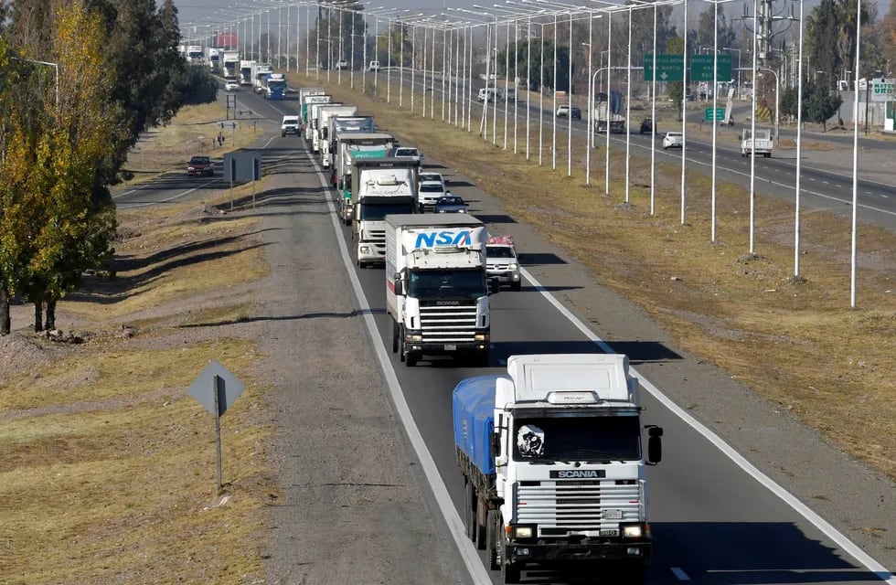 Una caravana de camiones ingresó ayer Mendoza por el Acceso Este en un operativo de "encapsulamiento" a cargo de móviles policiales.
Foto: Orlando Pelichotti / Los Andes