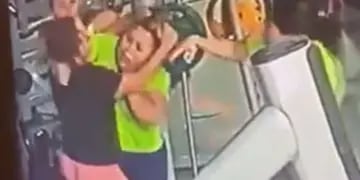 Dos mujeres peleando en un gimnasio de Mexico
