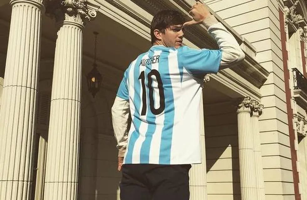 Ashton Kutcher, uno de los famosos que disfrutó de Argentina y hasta lució su camiseta