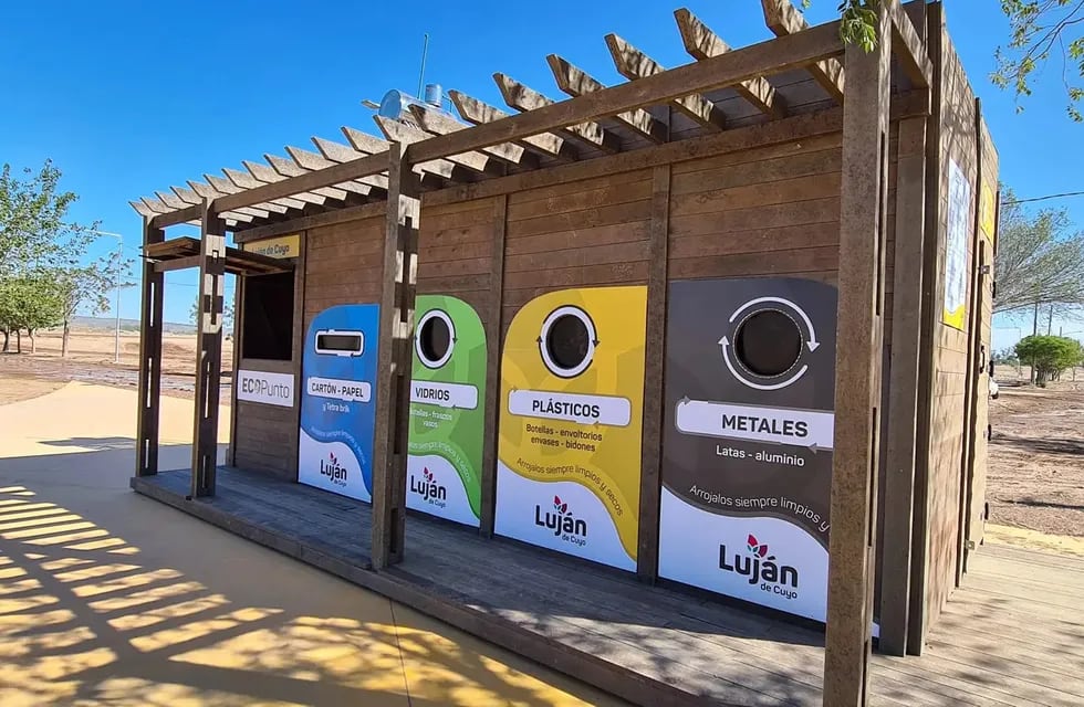 Cada vez se observa más el mal uso de los contenedores de residuos, distribuidos en el Gran Mendoza para depositar papel, cartón, vidrio y plástico. / Foto: Los Andes