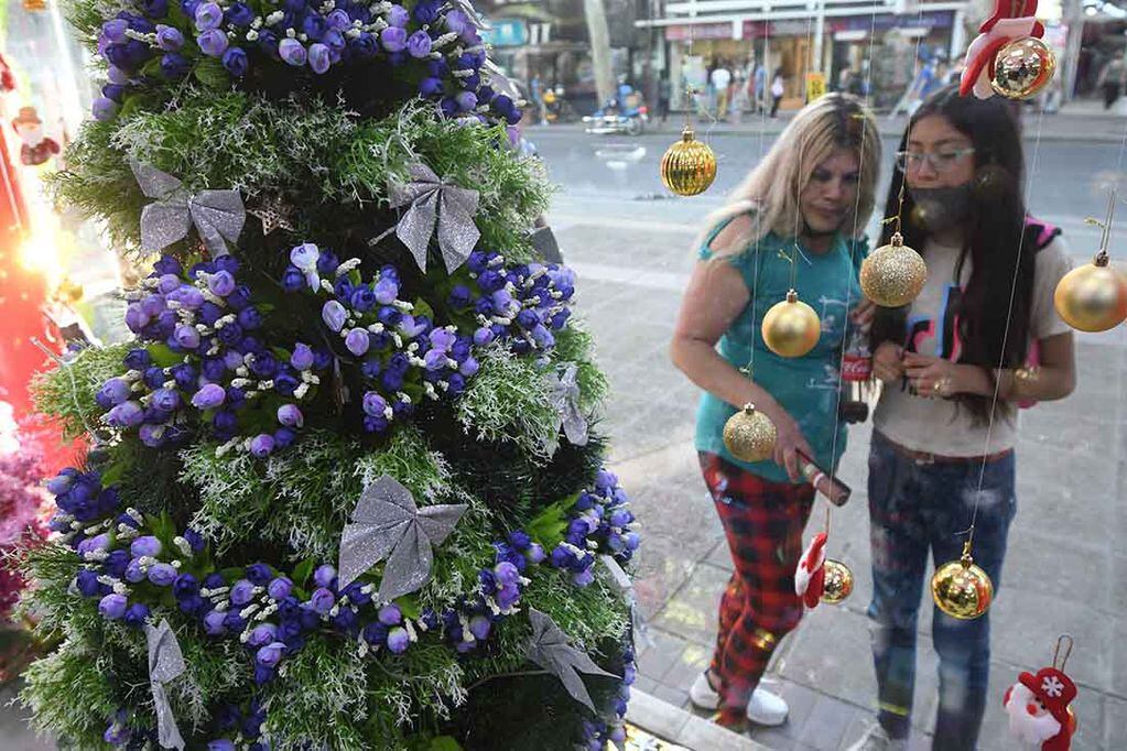 Los arbolitos de Navidad comenzaron a vestir la vidrieras del centro, anticipan el clima de las fiestas. Foto: José Gutiérrez / Los Andes.
