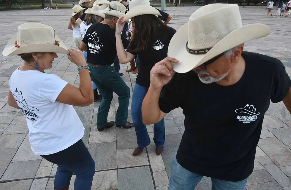 Un grupo de personas baila música country, se reunen cada semana y aseguran que es bueno para la salud ya que requiere estado físico, memoria y concentración para la práctica de este baile
Foto: José Gutierrez / Los Andes