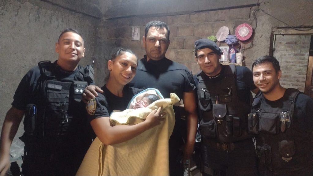 Cinco agentes ayudaron a una joven mamá y le asistieron el trabajo de parto en un barrio de San Martín. - Foto: Gobierno de Mendoza