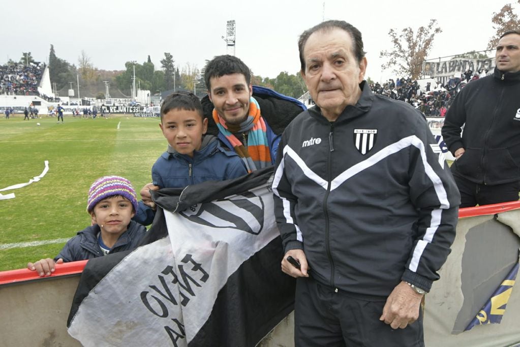 El Maestro Víctor Legrotaglie recibe el cariño de su gente. Idolo del fútbol argenitno. / Foto: Orlando Pelichotti (Los Andes).