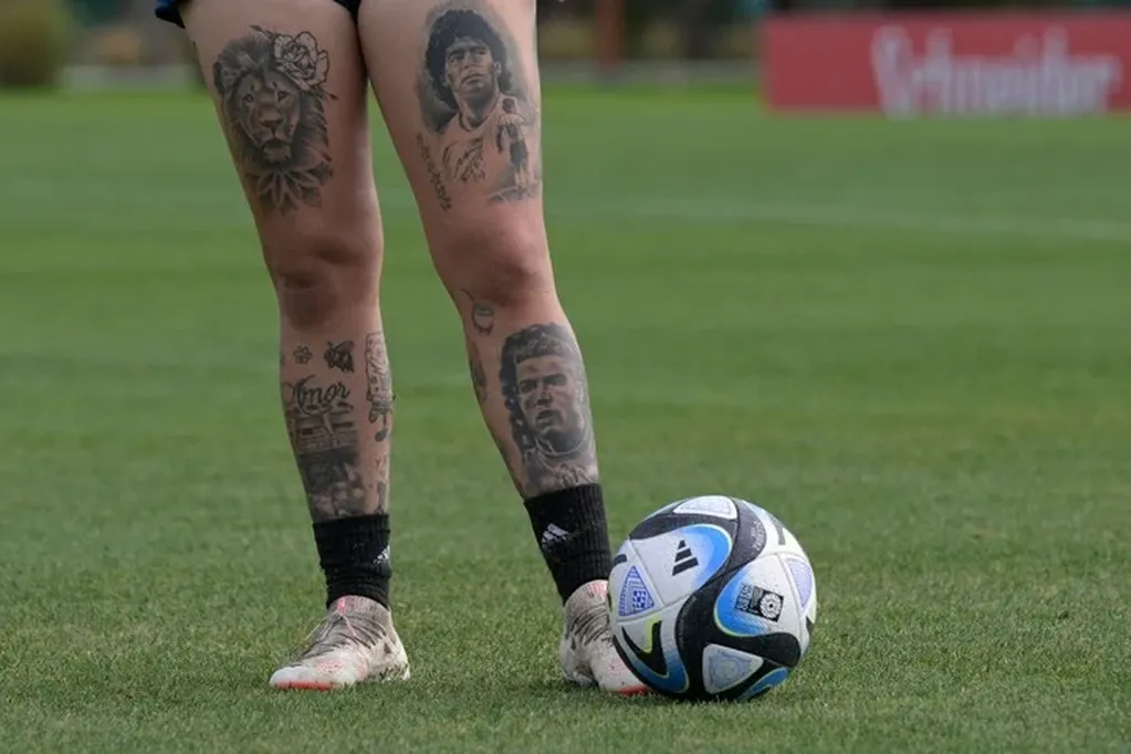 Yamila Rodríguez y sus tatuajes de Maradona y Cristiano Ronaldo. La acusaron de "anti-Messi" en las redes sociales.