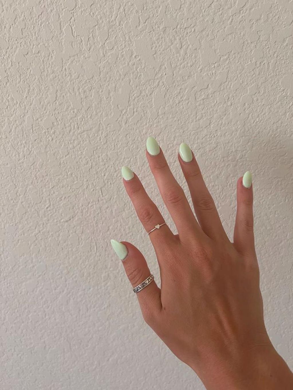 Colores de uñas en tendencia para este verano: verde lima