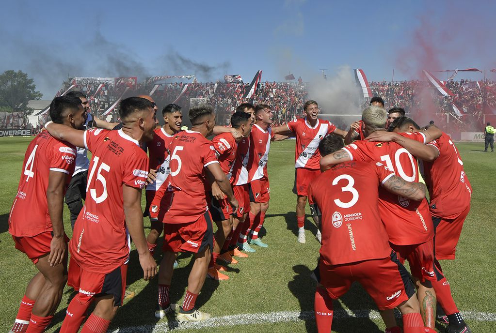 Deportivo Maipú dio un gran paso hacia sueño del ascenso, tras superar al Celeste por 2 a 0. El equipo festejó junto a los hinchas la clasificación a semifinales del Torneo Reducido.  

Foto: Orlando Pelichotti