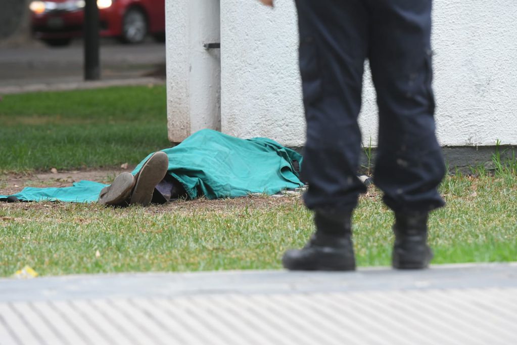 Encontraron a un hombre muerto en la plaza Chile. Ignacio Blanco / Los Andes