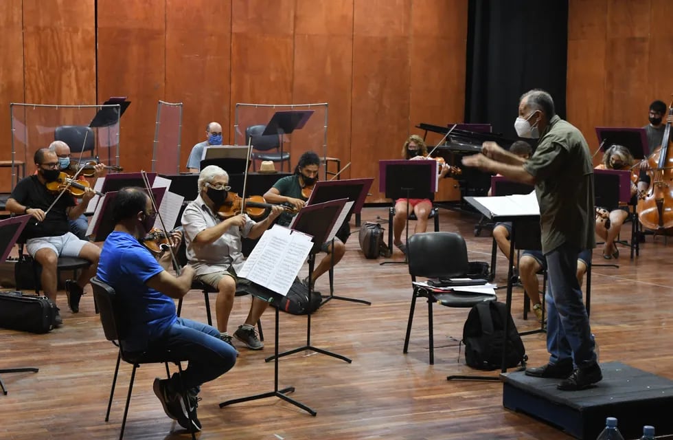 Ensayo de la Orquesta Sinfónica de la U.N. Cuyo, junto al director  Rodolfo Saglimbeni. Foto: José Gutierrez / Los Andes