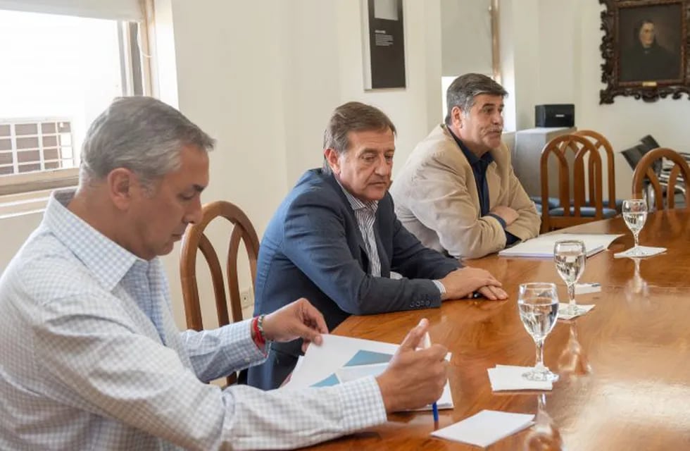 El gobernador Rodolfo Suárez, acompañado del ministro de Economía y Energía, Enrique Vaquié y el vicegobernador Mario Abed.