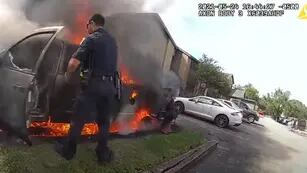 Dramático video: el rescate de un hombre atrapado dentro de un auto en llamas