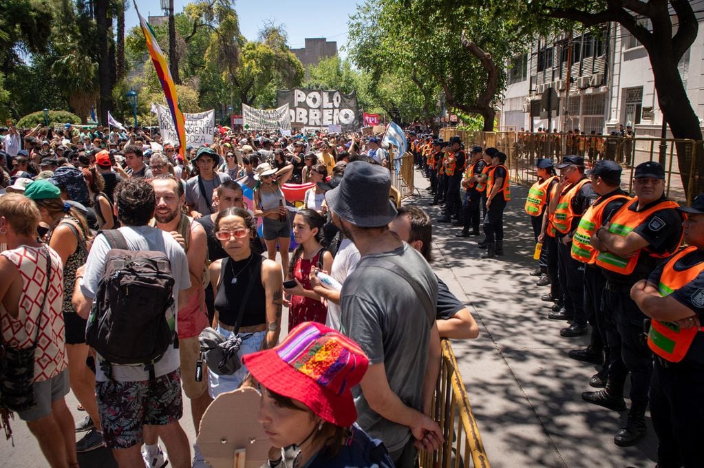Marcha por el paro general en Mendoza

Foto: Ignacio Blanco / Los Andes
