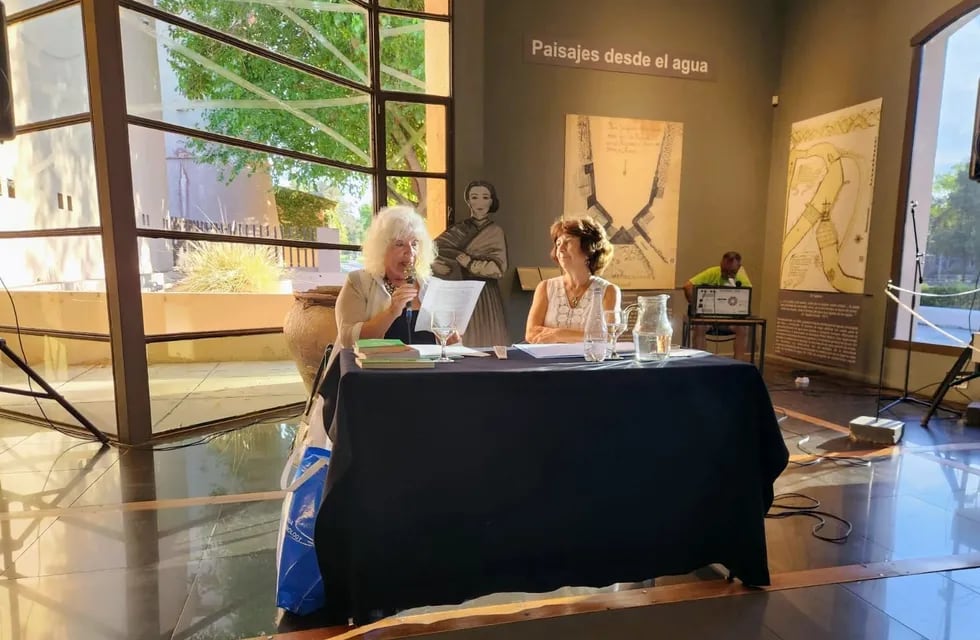 Presentación del libro en el Museo del Área Fundacional, a cargo de Marta Castellino y Silvia Cirvini. Foto: Gentileza.