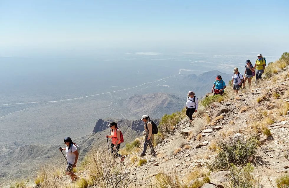 Caminata al cerro Gateado en El Challao, una propuesta de senderismo.