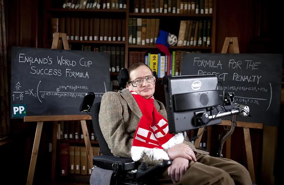 El físico y astrofísico británico Stephen Hawking convivió con la enfermedad hasta su muerte, en 2018.
