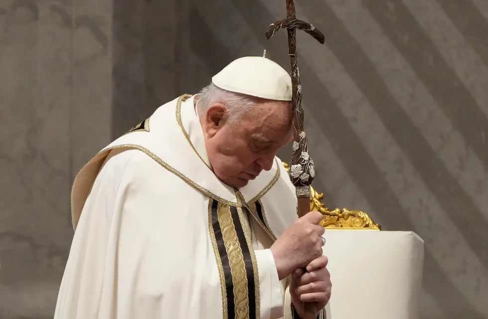 Tras su ausencia en el vía crucis, el Papa Francisco presidirá la Vigilia de Pascua(Foto AP/Gregorio Borgia)