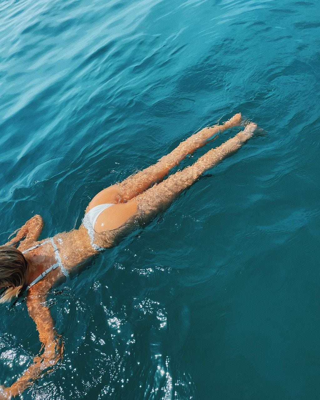 Stefi Roitman, sensual con una bikini blanca en el mar