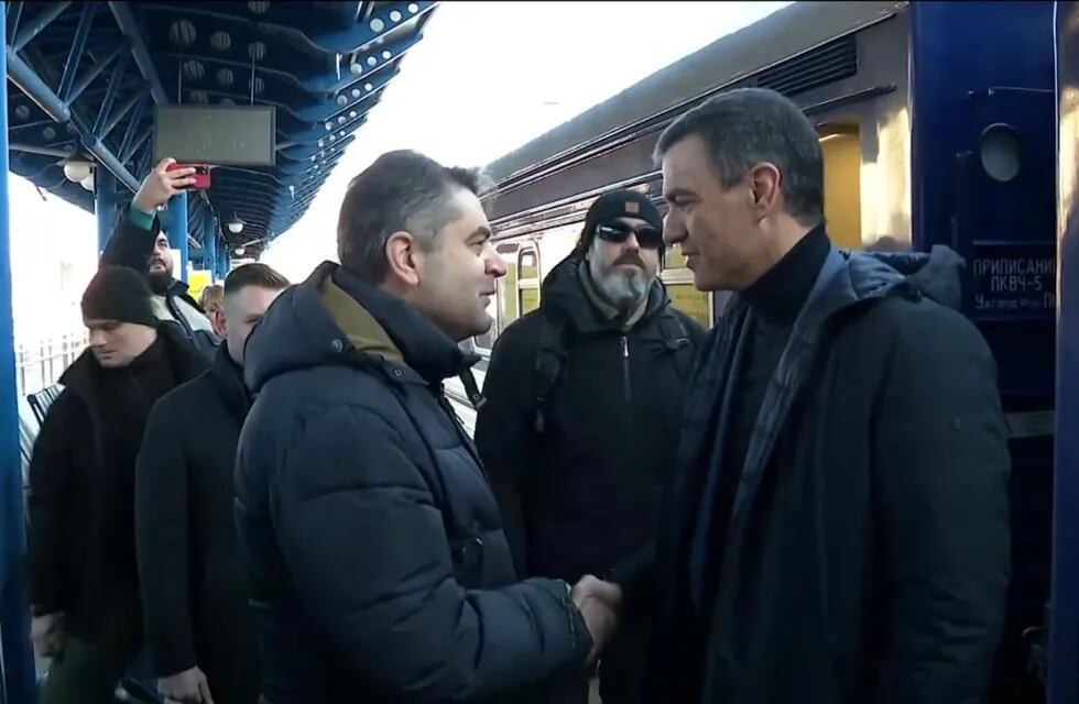 El presidente del gobierno de España, Pedro Sánchez, viajó a Kiev en tren.
