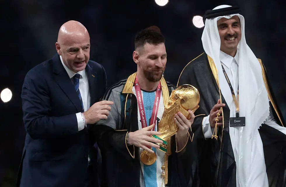 Un abogado y miembro del parlamento de Qatar le ofreció a Messi un millón de dólares por el bisht árabe. - Los Andes