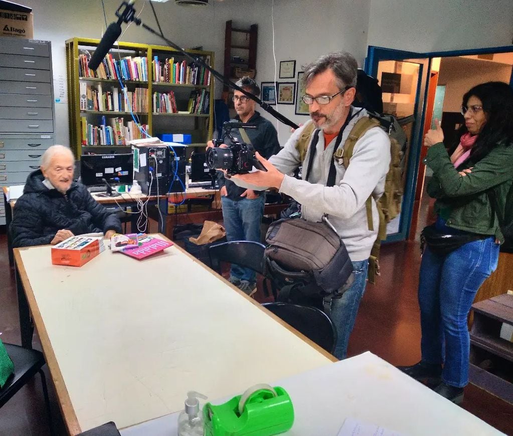 El equipo mendocino de "Quinografía" entrevista a Daniel Divinsky, histórico editor de Quino. Foto: Facebook de Ciro Novelli.