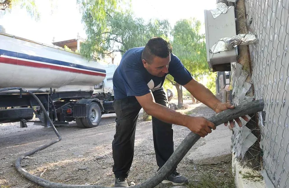 Construirán un acueducto para abastecer de agua potable a los barrios ubicados en la zona de El Challao. Vecinos de la zona contratan camiones para tener agua. Foto: José Gutierrez / Los Andes