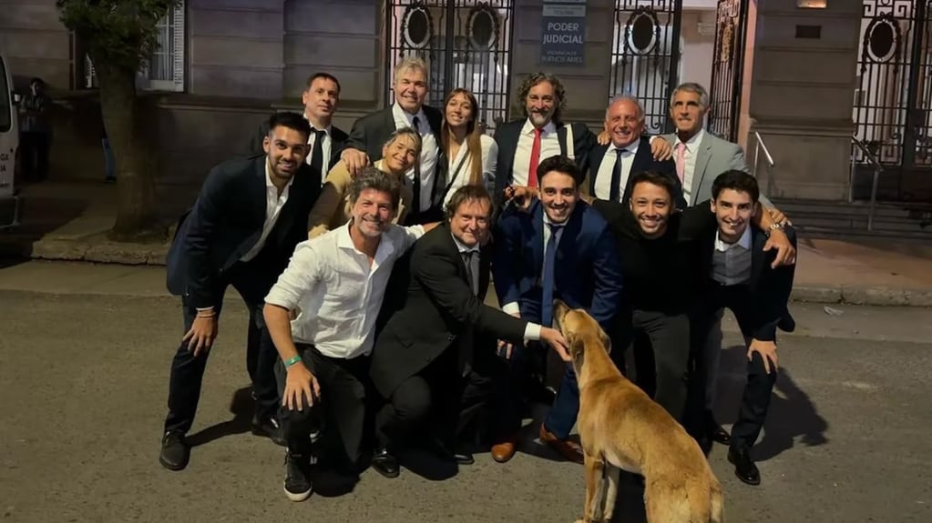 “Equipazo y él siempre nos acompaña”, escribió Burlando con un emoji de perro al compartir la foto en su cuenta de Instagram. Gentileza: TN.